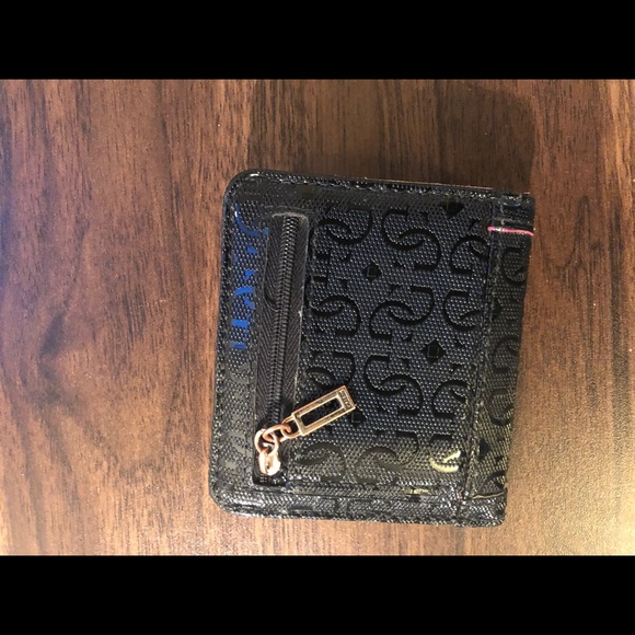 Used guess wallet - Picture 2 of 3